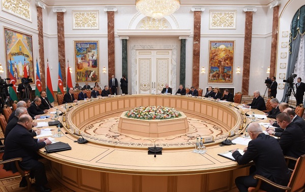 Президенты Азербайджана и Беларуси провели встречу в расширенном составе